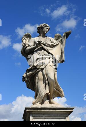 Skulptur "Engel mit dem Sudarium (Veronicas Veil)' von der Ponte Sant'Angelo, die auch als Brücke von Engeln in Rom, Italien. Stockfoto