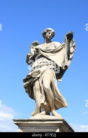 Skulptur "Engel mit dem Sudarium (Veronicas Veil)' von der Ponte Sant'Angelo, die auch als Brücke von Engeln in Rom, Italien. Stockfoto