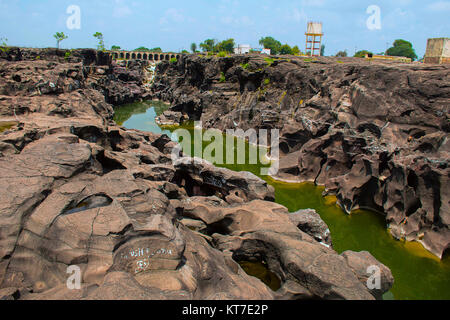 Natürlich erstellt Schlaglöcher (TINAJAS) auf dem Flussbett des Kukadi Fluss, Nighoj, Ahmednagar District, Maharashtra Stockfoto