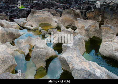 Natürlich erstellt Schlaglöcher (TINAJAS) auf dem Flussbett des Kukadi Fluss, Nighoj, Ahmednagar District, Maharashtra Stockfoto