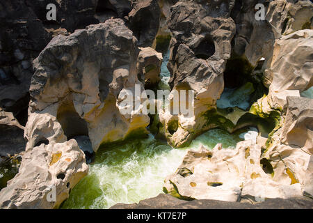 Natürlich erstellt Schlaglöcher (TINAJAS) auf dem Flussbett des Kukadi Fluss, Nighoj, Ahmednagar District, Maharashtra Stockfoto