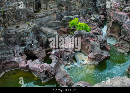 Natürlich erstellt Schlaglöcher (TINAJAS) auf dem Flussbett des Kukadi Fluss, Nighoj, Ahmednagar District, Maharashtra Stockfoto