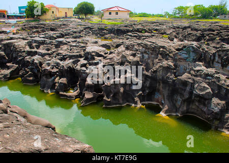 Natürlich erstellt Schlaglöcher (TINAJAS) auf dem Flussbett des Kukadi Fluss, Nighoj, Ahmednagar District, Maharashtra Stockfoto