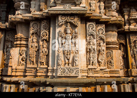 Schnitzereien in der Außenwand. Veera Narayana Tempel, Chikkamagaluru Belavadi, Bezirk, Karnataka, Indien. Stockfoto