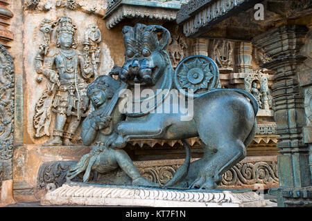 Hoysala Emblem. König kämpft Löwen. Chennakeshava Tempel, oder Kesava Vijayanarayana Tempel. Belur, Hassan District Karnataka, Indien. Stockfoto