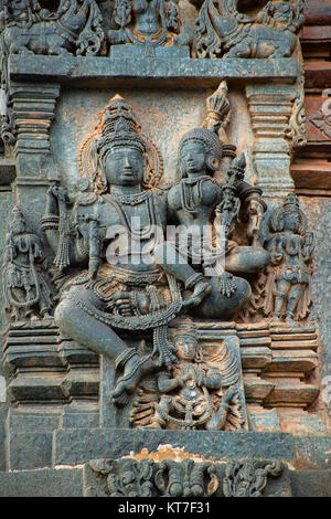 Skulptur von Lakshmi sitzen in der Runde des Gottes Vishnu. Ranganayaki (andal) Tempel im Nordwesten zu Chennakeshava Tempel entfernt. Belur, Karnatak Stockfoto