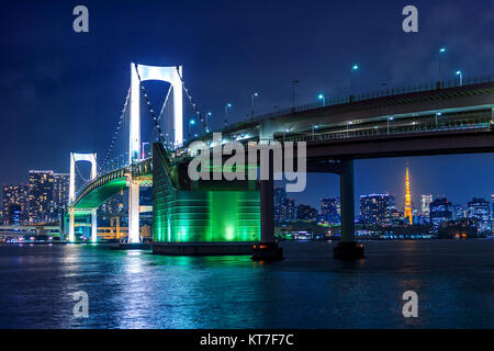 Tokio Skyline mit Rainbow Bridge und Tokyo Tower. Tokio, Japan. Stockfoto