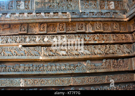 Die Reliefs an der Außenwand. Hoysalesvara Tempel, Halebid, Karnataka, aus dem 12. Jahrhundert. Shiva Tempel Stockfoto