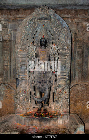 Sun God Statue in schwarzem Stein im Heiligtum. Hoysaleswara Hoysala Tempel, Stil, Halebidu, Karnataka, Südindien, Stockfoto