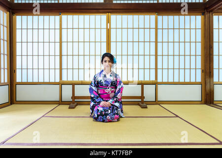 Asiatische Frau mit traditionellen japanischen kimono in Japan. Stockfoto