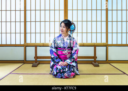 Asiatische Frau mit traditionellen japanischen kimono in Japan. Stockfoto