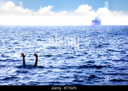 Mann im Meer ertrinken und winkenden Hand um Hilfe Stockfoto