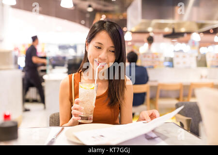 Frau Kommissionierung Schale im Menü im Restaurant Stockfoto