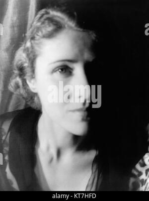 Clare Boothe Luce (Clare Boothe Brokaw zu der Zeit dieses Foto) in einem dramatischen Portrait 1932 von Carl Van Vechten. Stockfoto