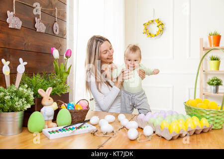 Glückliche Mutter und Ihr süßes Kind Ostern zu Hause feiern. Stockfoto