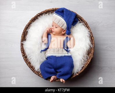 Schöne Neugeborenen in einem Korb Stockfoto