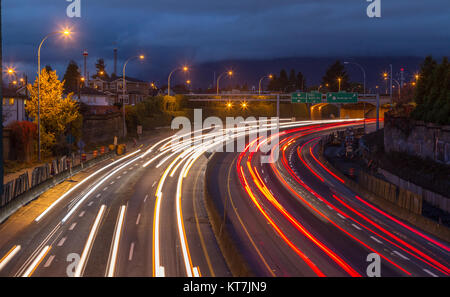 Lange Belichtung geschossen von Autobahn Verkehr in der Nacht Stockfoto