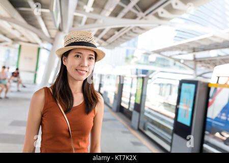 Frau wartenden Zug auf der Plattform in Bangkok. Stockfoto