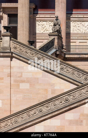 Detaillaufnahme der Freitreppe aus Sandstein der Alten Nationalgalerie auf der Museumsinsel Berlin Stockfoto