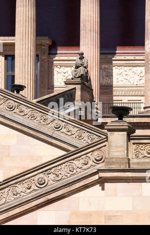Detaillaufnahme der Freitreppe aus Sandstein der Alten Nationalgalerie auf der Museumsinsel Berlin Stockfoto