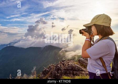 Wanderer unter Foto bei Sonnenuntergang Stockfoto