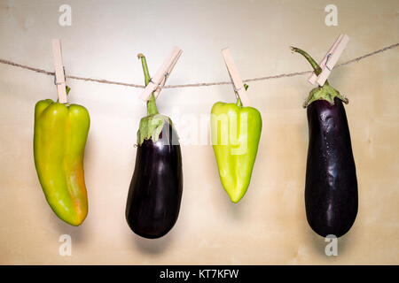 Auberginen und Paprika auf hölzernen Hintergrund Stockfoto