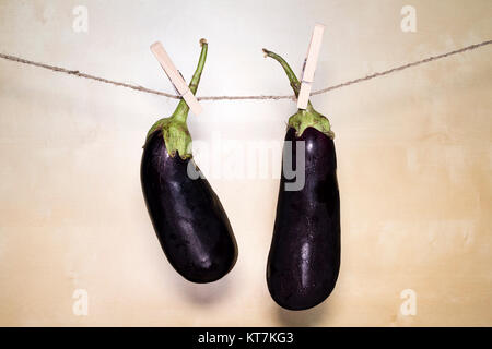 Aubergine auf Holz- Hintergrund Stockfoto