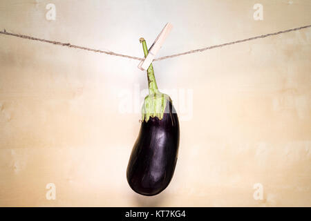 Aubergine auf Holz- Hintergrund Stockfoto
