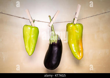 Auberginen und Paprika auf hölzernen Hintergrund Stockfoto