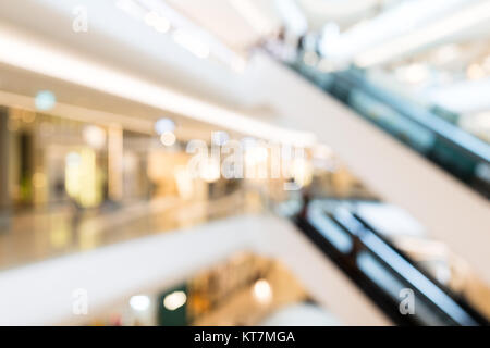 Verschwommenes Bild der Shopping Mall und Menschen Stockfoto