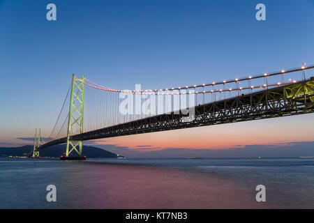 Akashi Kaikyo Brücke bei Sonnenuntergang Stockfoto