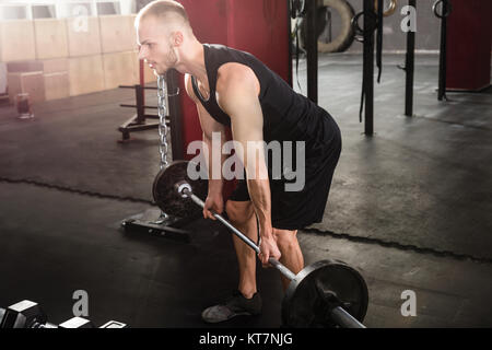 Mann Anheben Barbell Stockfoto