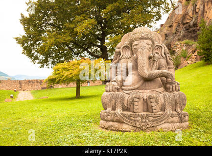 Ganesha Statue in einem wunderschönen Garten Stockfoto