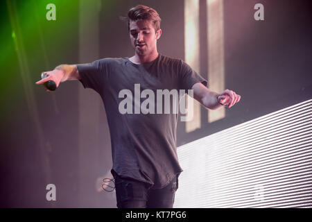 Der amerikanische DJ duo Die Chainsmokers führt eine Live Show auf Sentrum Scene in Oslo. Die elektronische House Musik Duo besteht aus der Musik Produzenten Andrew Taggart (dargestellt) und Alex Pall. Norwegen, 25/10 2016. Stockfoto