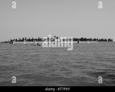 Friedhof Insel San Michele in Venedig in Schwarz und Weiß Stockfoto