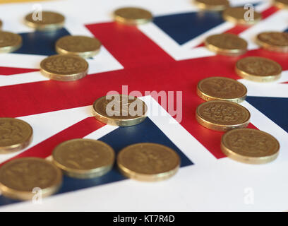 Pound Münzen, Großbritannien über Flagge Stockfoto