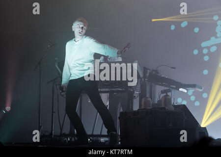 Die britische elektronische Musik Gruppe Unterwelt führt ein Live Konzert im Alexandra Palace in London. Hier Sänger Karl Hyde ist live auf der Bühne gesehen. Vereinigtes Königreich, 18.03.2017. Stockfoto