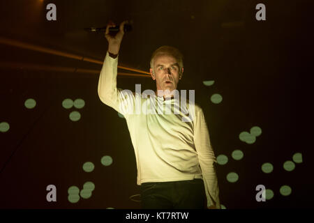 Die britische elektronische Musik Gruppe Unterwelt führt ein Live Konzert im Alexandra Palace in London. Hier Sänger Karl Hyde ist live auf der Bühne gesehen. Vereinigtes Königreich, 18.03.2017. Stockfoto