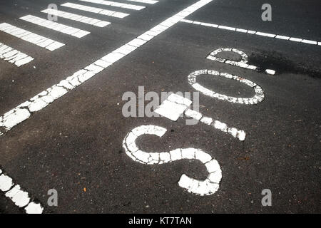 Text befindet sich auf dem Asphalt in der Nähe von Zebrastreifen gemalt und zeigen, wo zu stoppen. Stockfoto