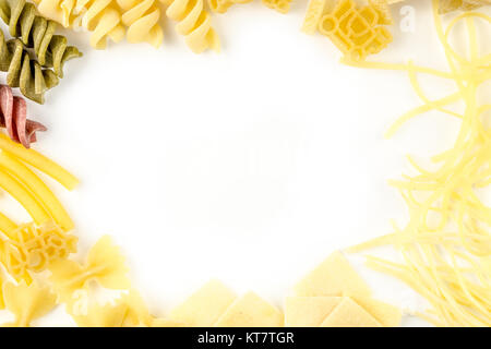 Zusammenfassung Hintergrund aus Pasta auf weißem Hintergrund Stockfoto
