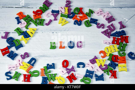 Wort Blog von kleinen bunten Buchstaben auf eine weiße Fläche Stockfoto