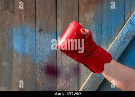 Rot Leder Boxhandschuhe an Hand einer Frau Stockfoto