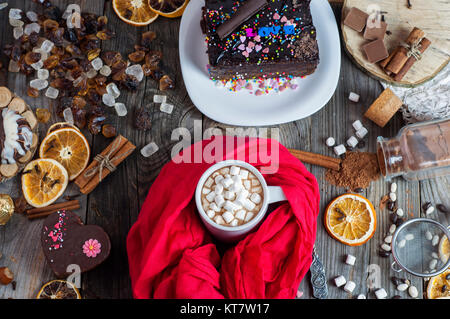 Heiße Schokolade mit Marshmallows auf einem grauen Holz- Oberfläche Stockfoto