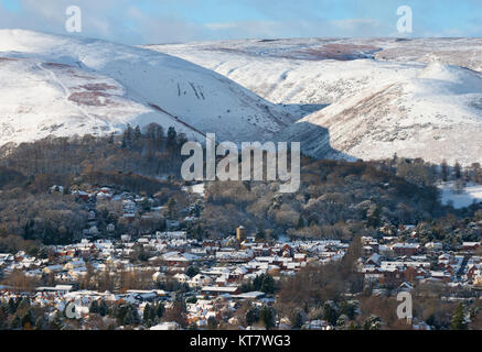 Church Stretton eingebettet unter dem Long Mynd unter Townbrook Tal, Shropshire, England, UK. Stockfoto