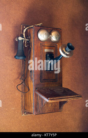 Antikes Telefon an der Wand der Bar U Ranch National Historic Site in Alberta, Kanada Stockfoto