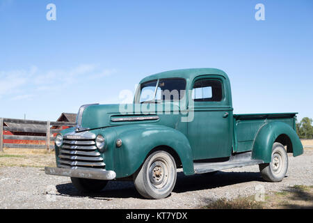 Mercury Half Ton 1940s vintage Green Farm Truck auf der Bar U Ranch National Historic Site im Süden von Alberta, Kanada Stockfoto