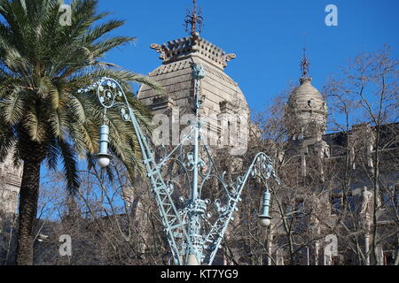 Palace Laterne und Palm in Barcelona Stockfoto