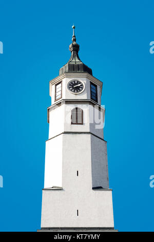 Turmuhr auf blauem Hintergrund Stockfoto