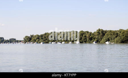 Boote verankert auf der Donau mit schönen blauen Himmel Stockfoto