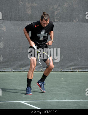 BOCA RATON, FL - 20. NOVEMBER: Rocker Gavin Rossdale wird gesehen, Tennis spielen, ohne seinen Ehering nach von Frau Gwen Stefani Im Boca Raton Resort Tennis Center split für die 26. jährlichen Chris Evert/Raymond James Pro-Celebrity Tennis Classic, Boca Raton, Florida. Personen: Gavin Rossdale Stockfoto